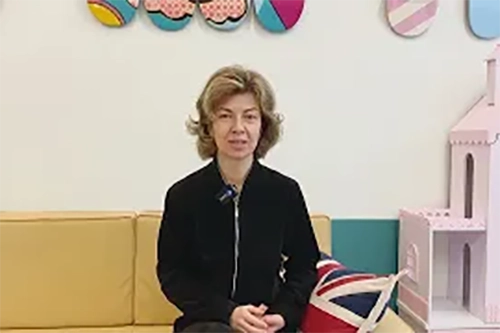 Женщина на желтом диване
