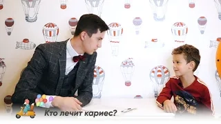 Мужчина с бабочкой и мальчик