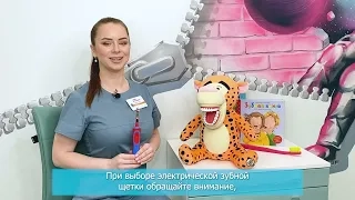 Врач за столом с мягкой игрушкой