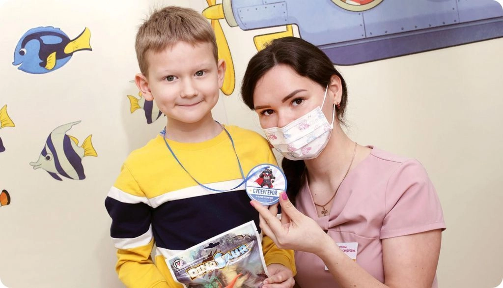 Мальчик с медалью супергероя