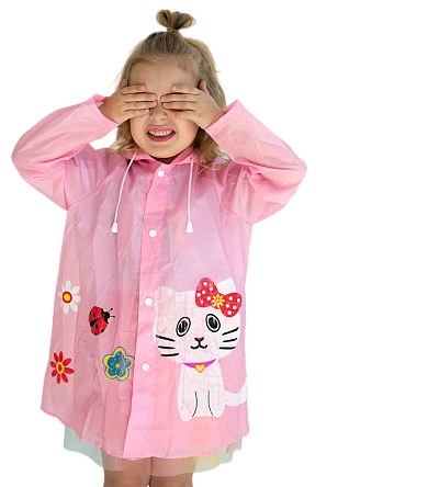 Девочка в дождевике с кошкой