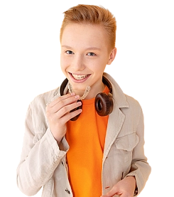 Подросток с брекетами