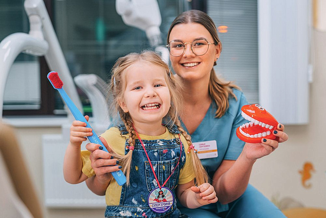 Доктор и врач в кабинете