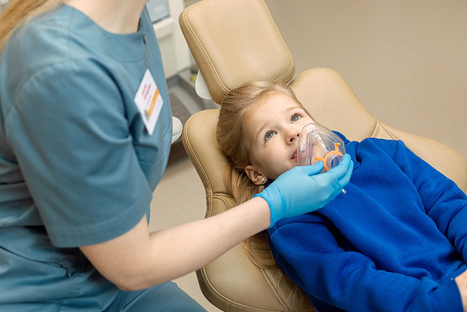 Девочка с маской для наркоза