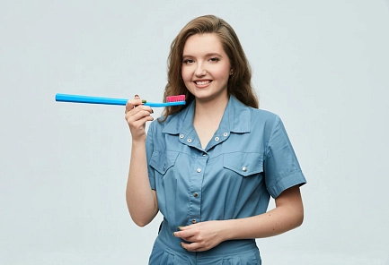 Стоматолог с зубной щеткой