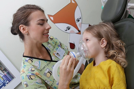 Врач и девочка в маске